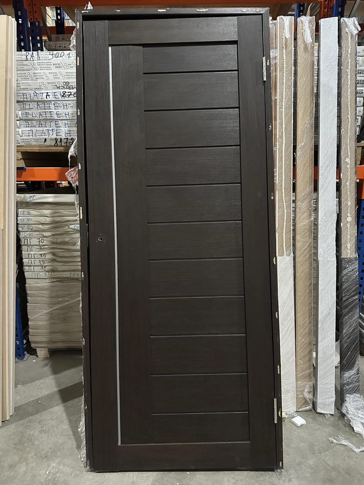 LICHIDARE VITRINEI! MIX wenge structural (ușă completă cu feronerie), deschidere – pe dreapta. Pentru detalii, contactați managerii!