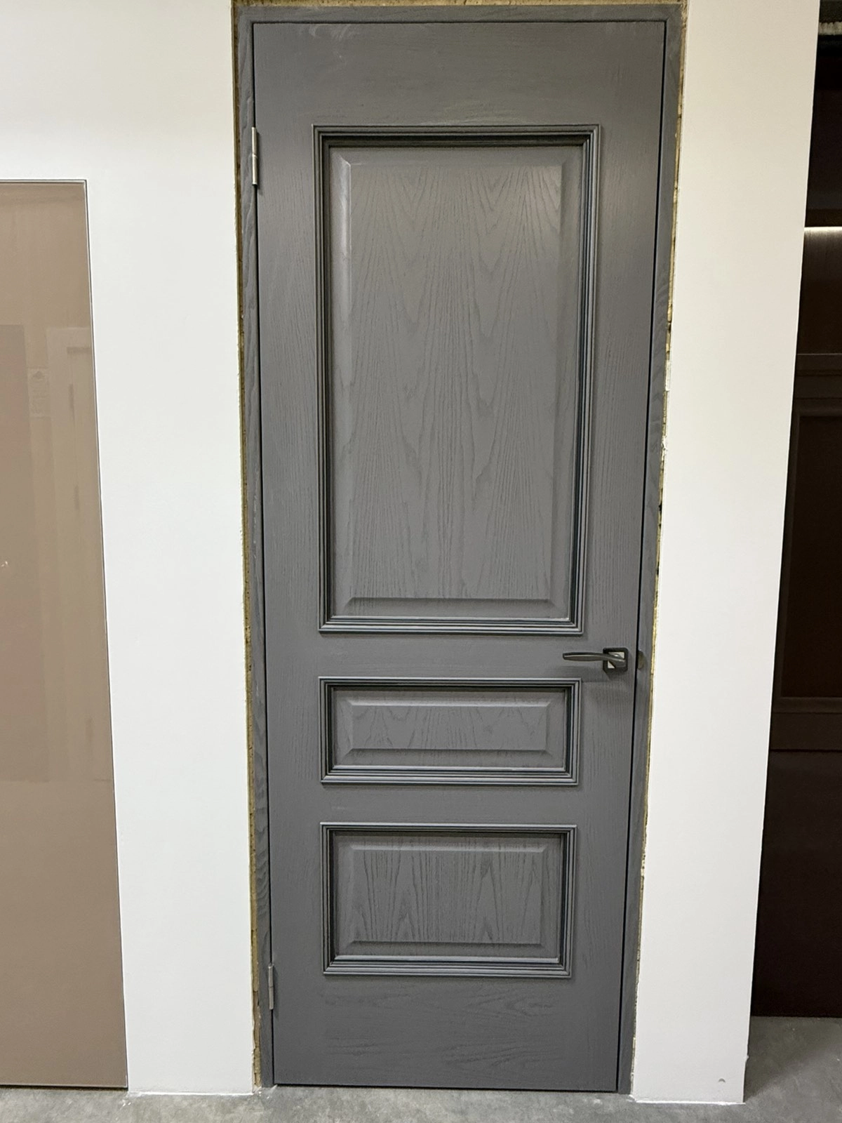 РАСПРОДАЖА ВИТРИНЫ! ВЕНА серый ясень,  полотно 800 х 2300 мм, (дверь в сборе в комплекте с фурнитурой) открывание - левое. Подробности у менеджеров!