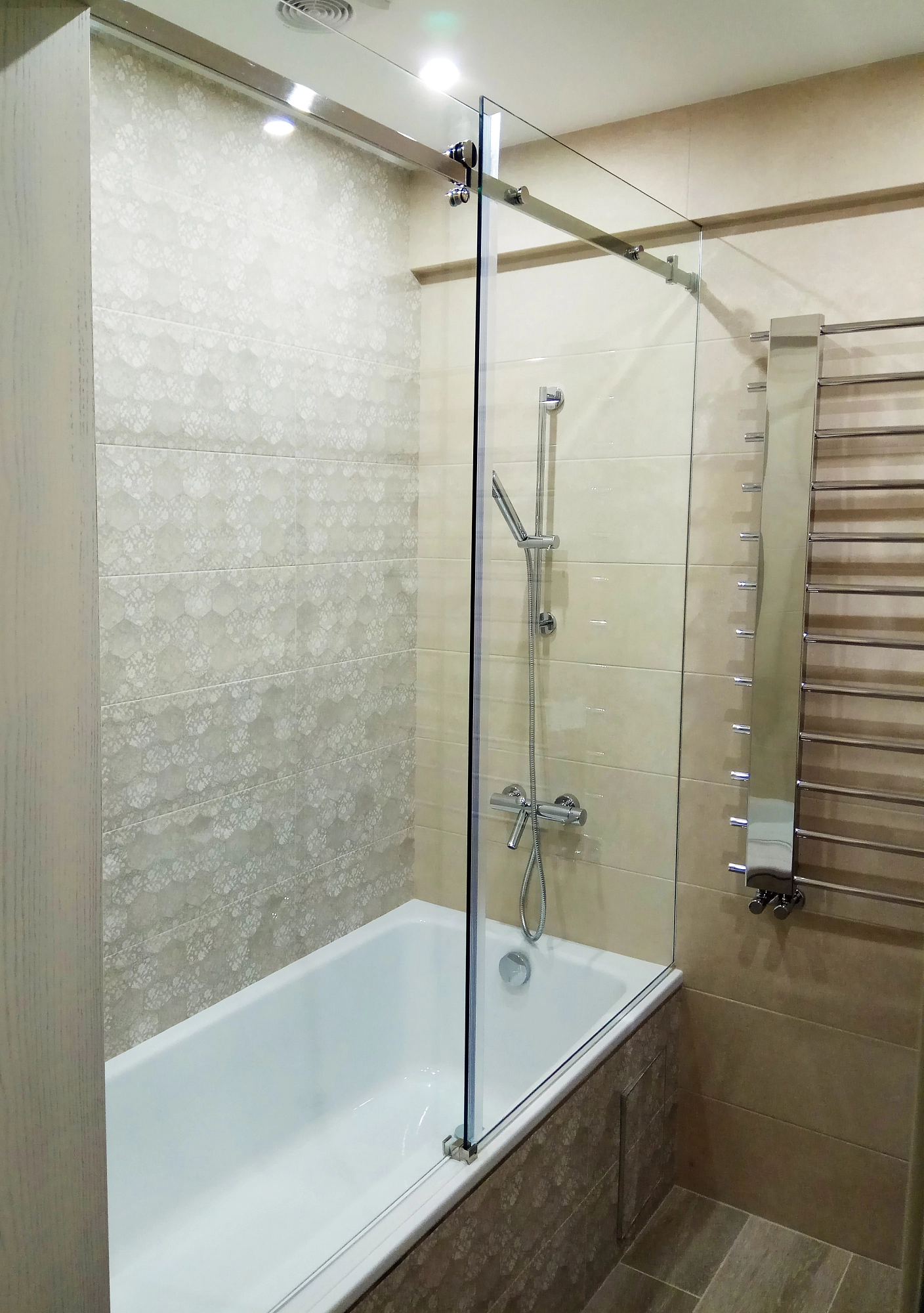 Душевая линейная стеклянная перегородка на заказ