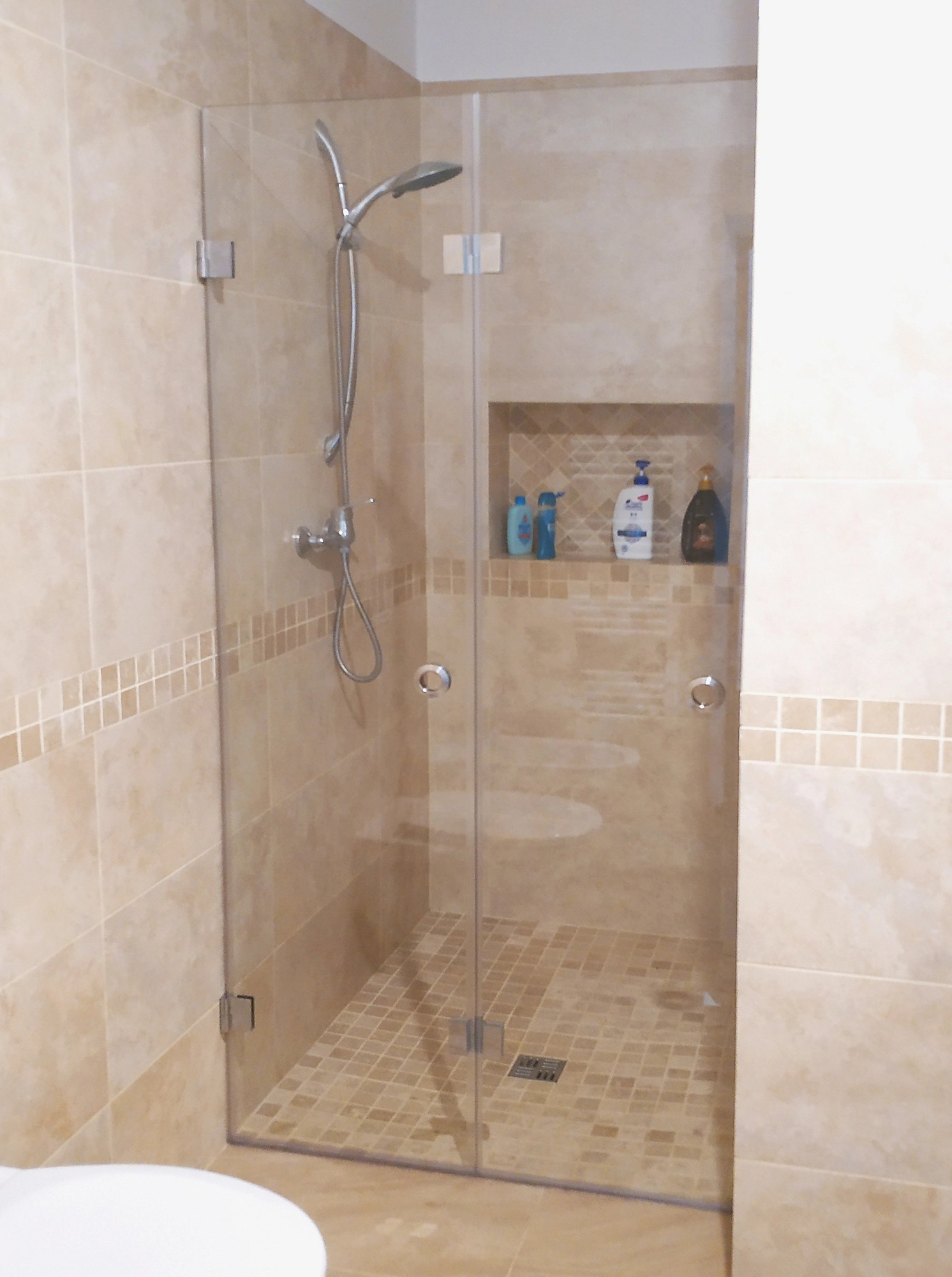 Душевая линейная стеклянная перегородка на заказ