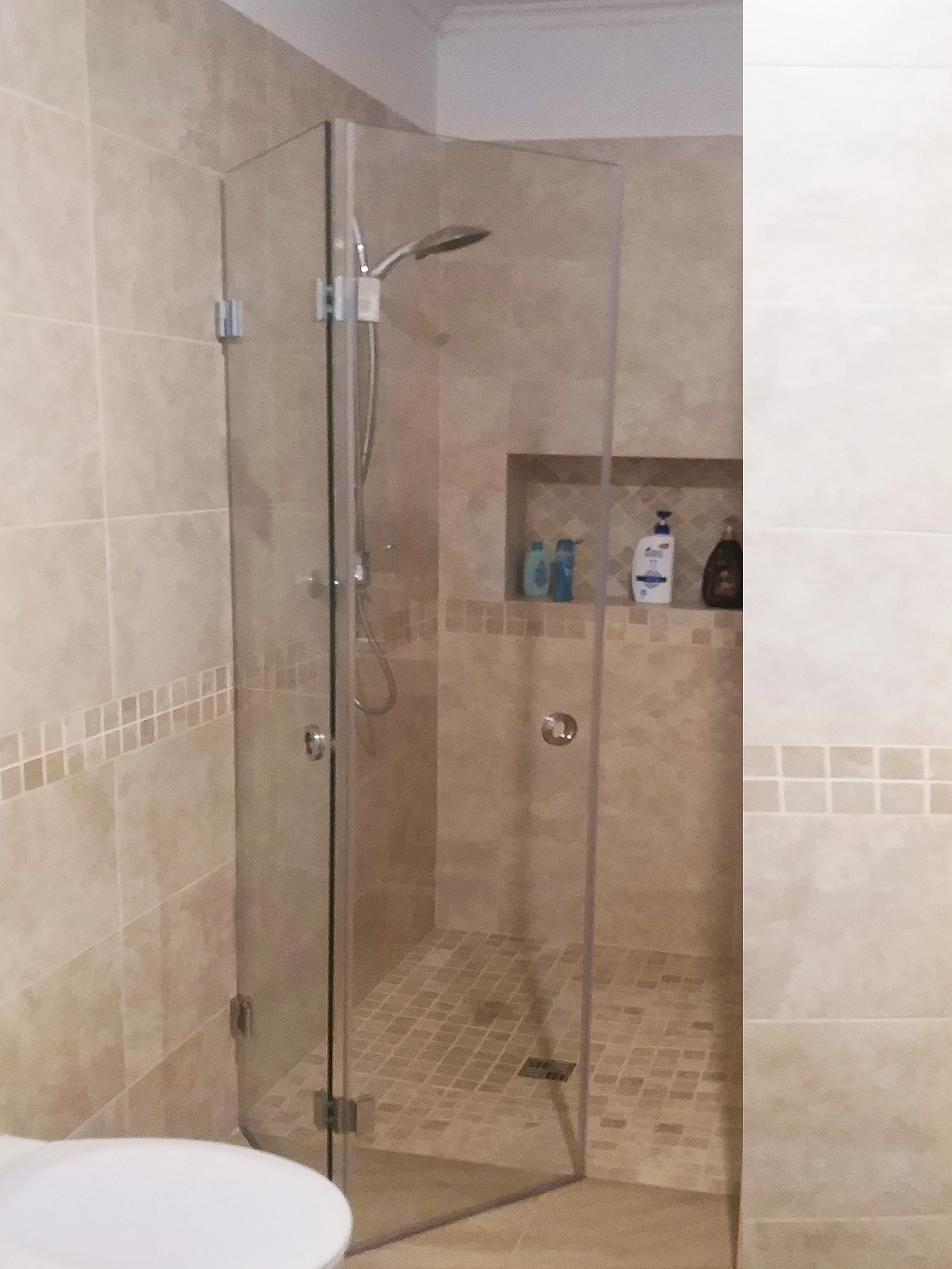 Душевая линейная стеклянная перегородка на заказ