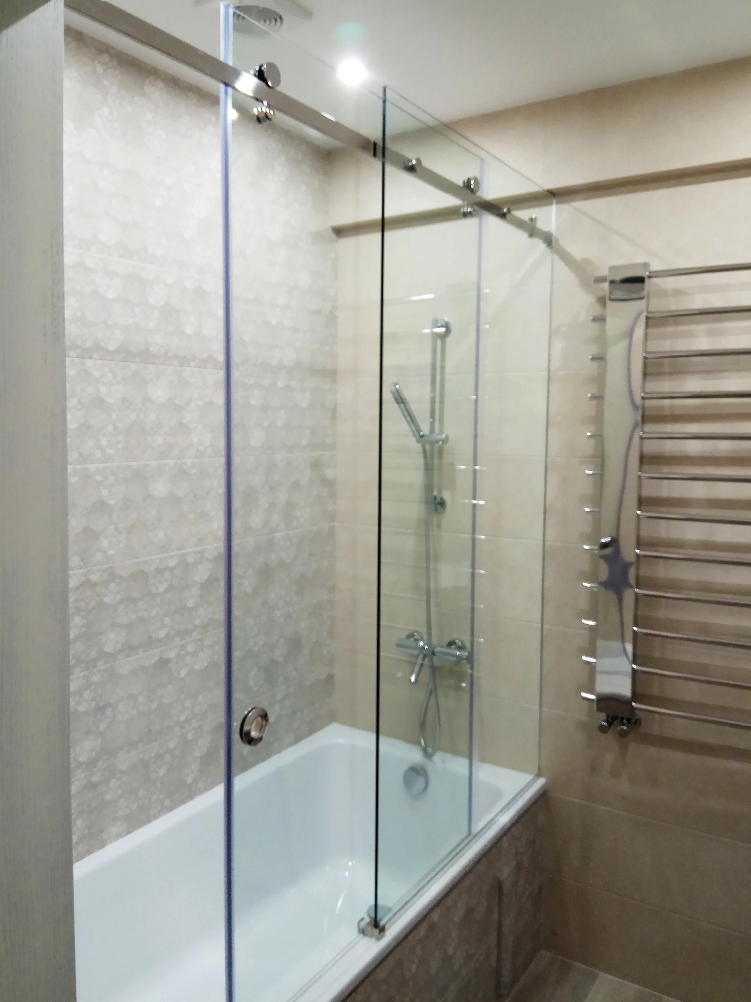 Душевая линейная стеклянная перегородка на заказ