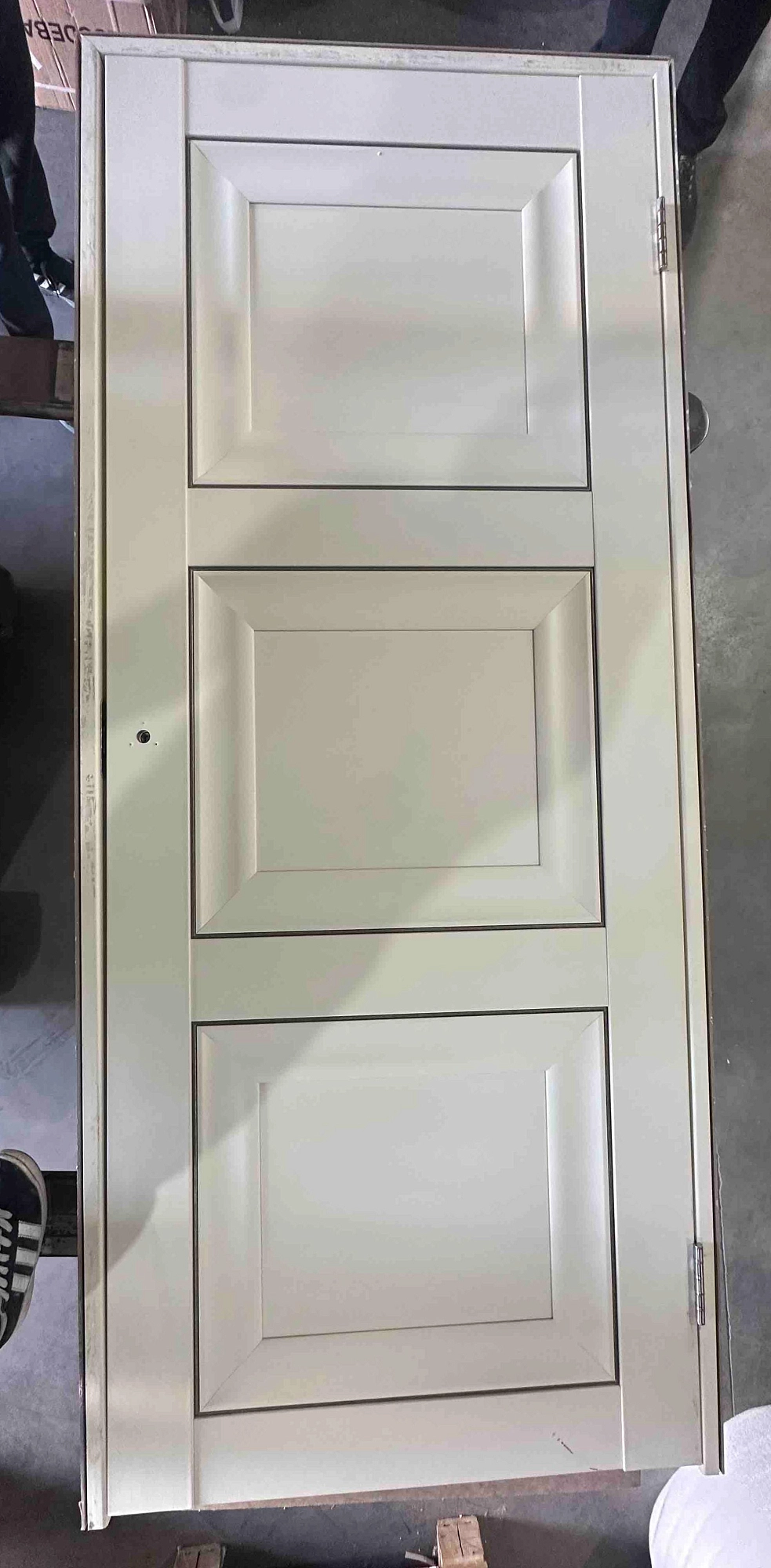 LICHIDARE VITRINEI! TRIO vanilie mată (ușă completă cu feronerie), deschidere – pe dreapta. Pentru detalii, contactați managerii!